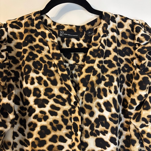 New York & Co Leopard Print Ruched Sleeve Button Up Blouse Tan Black Medium Y2K - Picture 3 of 10